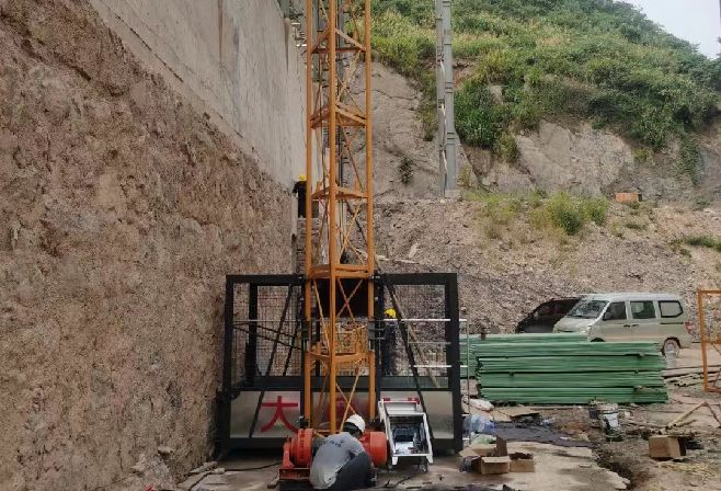 Single-Cage Material Hoist SS120